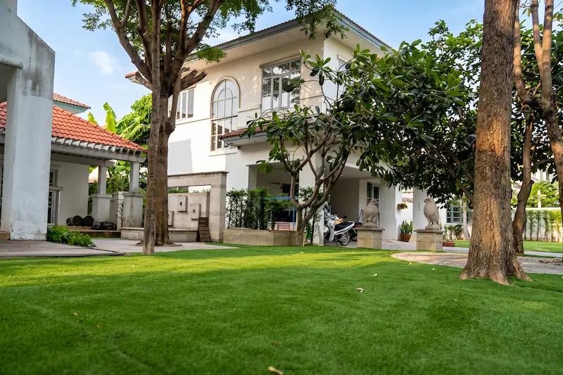 งานติดตั้งหญ้าเทียม GT-L30Y จัดสวนรอบบ้าน