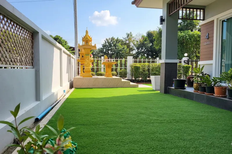 งานติดตั้งหญ้าเทียม GT-L30Y ทาวน์เฮาส์ สนามหน้าบ้าน