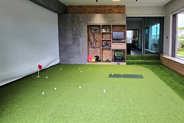 ผลงานติดตั้งหญ้าเทียม Golf Simulation ในบ้านพัก ย่านเหม่งจ๋าย กรุงเทพฯ รุ่น GT-G1018 พื้นที่ 40 ตร.ม.